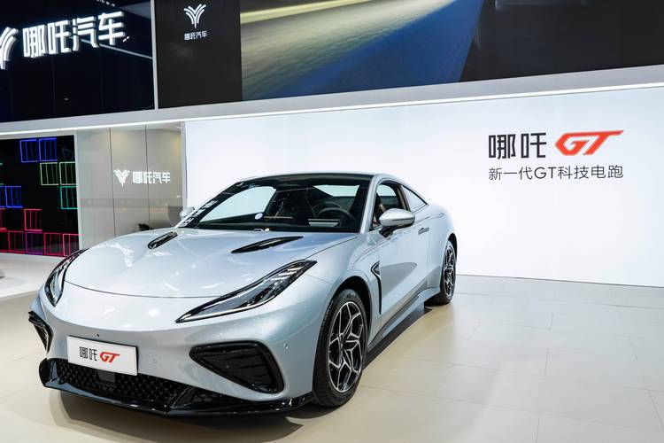 惠州231哪吒汽车在智能汽车领域的表现，领途汽车在新能源汽车市场中的影响力